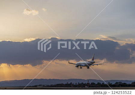 夕暮れの仙台空港　着陸中の飛行機　宮城県名取市 124253522