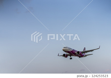 夕暮れの仙台空港 着陸中の飛行機 宮城県名取市 夕暮れの仙台空港 着陸中の飛行機 宮城県名取市 124253523