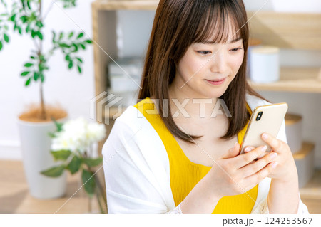 スマホを見る若い女性 スマホを見る若い女性 124253567