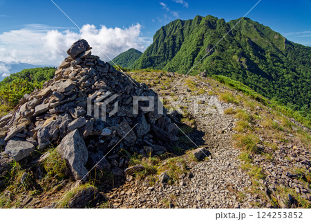 八ヶ岳連峰・キレットへの縦走路・ツルネ付近から見る権現岳稜線 八ヶ岳連峰・キレットへの縦走路・ツルネ付近から見る権現岳稜線 124253852
