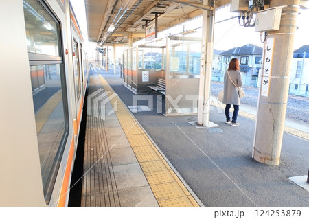 JR東海、御殿場線の松田駅から国府津駅までの車窓風景(2022年12月) 124253879