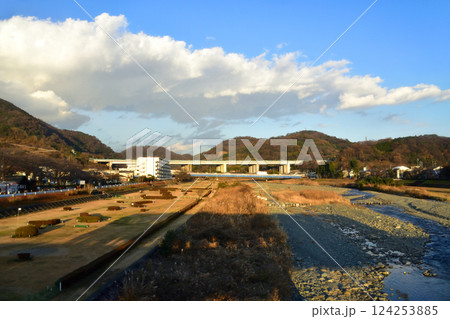 JR東海、御殿場線の松田駅から国府津駅までの車窓風景(2022年12月) JR東海、御殿場線の松田駅から国府津駅までの車窓風景(2022年12月) 124253885