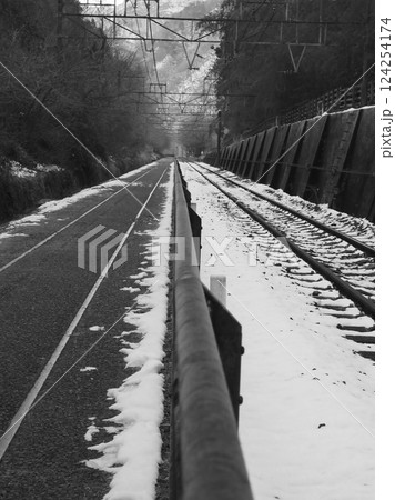 早春の雪の線路（202503021054520） 124254174