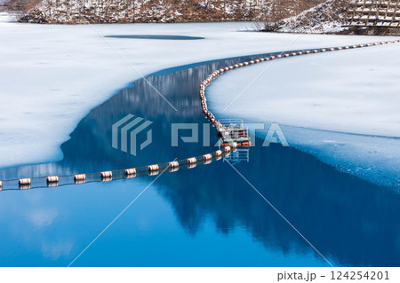 奥四万湖の雪解け 群馬県四万温泉 奥四万湖の雪解け 群馬県四万温泉 124254201