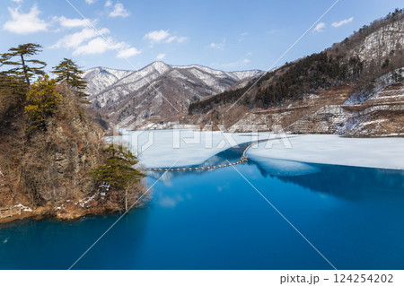 奥四万湖の雪解け　群馬県四万温泉 124254202