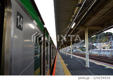 JR東日本、国府津駅のホーム風景 JR東日本、国府津駅のホーム風景 124254410