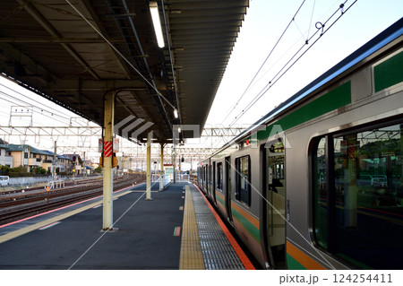 JR東日本、国府津駅のホーム風景 JR東日本、国府津駅のホーム風景 124254411
