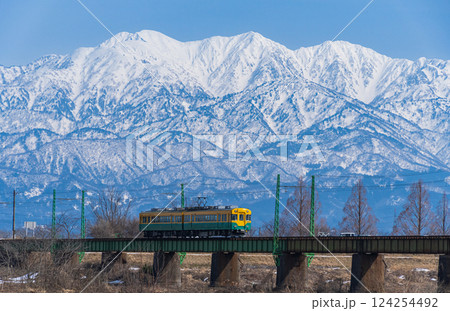 富山地方鉄道と雪の立山連峰 124254492