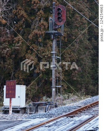 錆びだらけの信号機と鉄道（20250321055518） 124254663