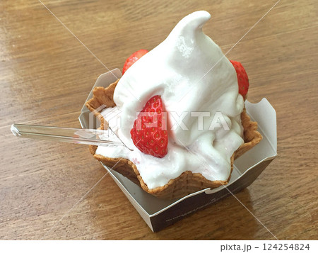 北海道名物スイーツ 豊浦いちごソフトクリーム いちごソフト 道の駅とようら 北海道名物スイーツ 豊浦いちごソフトクリーム いちごソフト 道の駅とようら 124254824