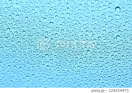 窓ガラスと水滴 124254973
