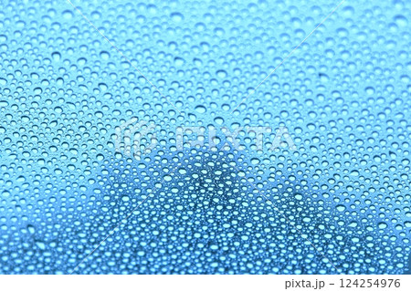 ガラス窓と水滴 124254976