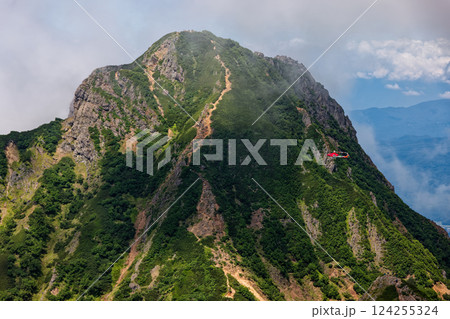 キレットからの縦走路から見る八ヶ岳連峰・阿弥陀岳とレスキューヘリ 124255324