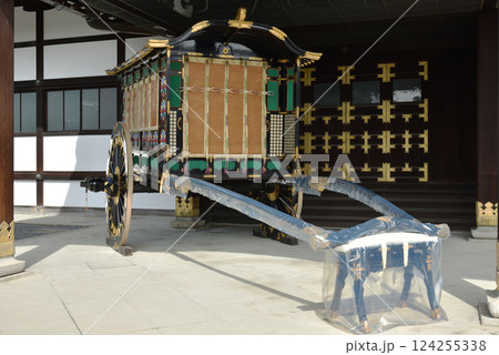 京都御所 新御車寄に展示される御所車(京都市上京区) 京都御所 新御車寄に展示される御所車(京都市上京区) 124255338