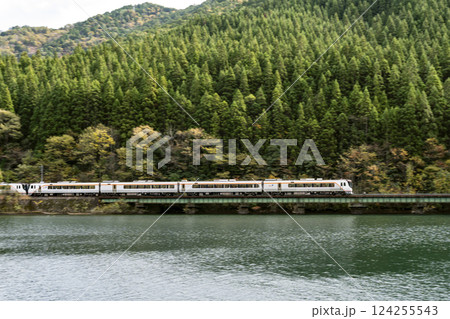 飛騨川の下原ダム沿いを走る高山本線の特急列車 124255543