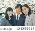 桜の下で入学式の記念撮影を女子高生と両親 124255918