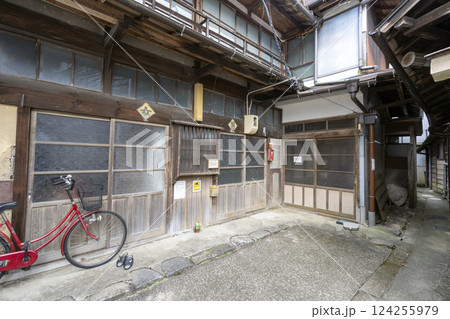 迷路のような路地裏を探検気分で歩ける筋骨めぐり 124255979