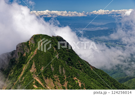 八ヶ岳連峰・赤岳から見る雲湧く阿弥陀岳山頂 八ヶ岳連峰・赤岳から見る雲湧く阿弥陀岳山頂 124256014