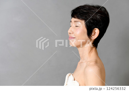 微笑む中高年のアジア人女性の横顔 124256332