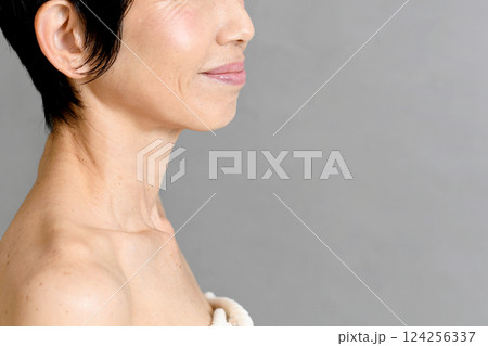 微笑む中高年のアジア人女性の横顔 124256337