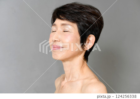 微笑む中高年のアジア人女性の横顔 124256338