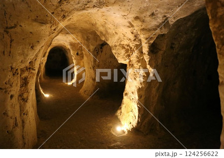 世界遺産中世市場都市プロヴァンに張り巡らされた地下道 124256622