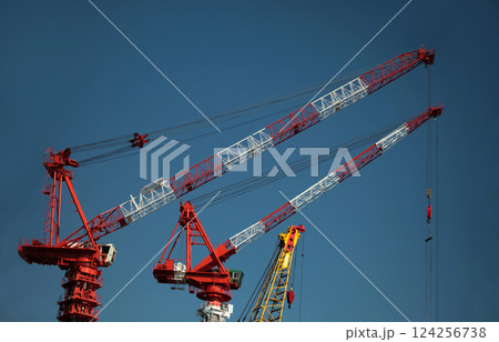 青空のもとで作業中の大型クレーン 124256738