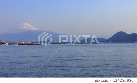 駿河湾から見た富士山 124256956