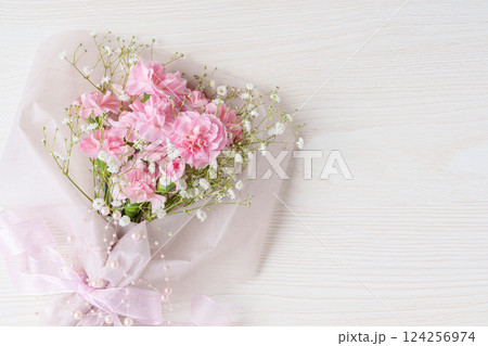 ピンクのカーネーションとカスミソウの花束 124256974