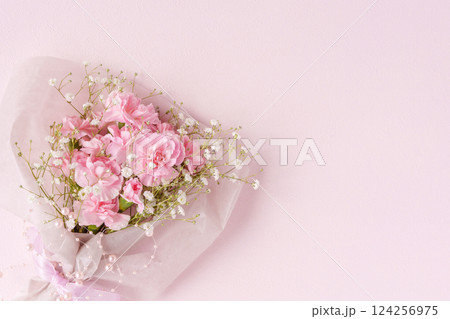 ピンクのカーネーションとカスミソウの花束 124256975
