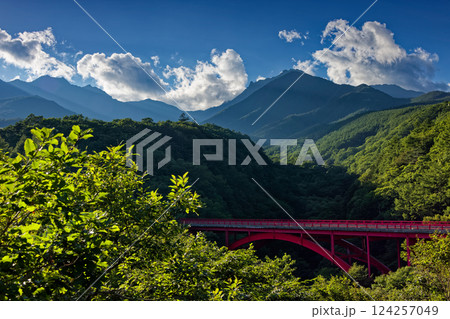 夏の清里高原・東沢橋と八ヶ岳連峰・赤岳 124257049