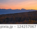 夕焼けに染まる南アルプスと紅葉 124257067