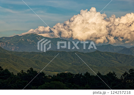 八ヶ岳・清里高原から見る夕暮れの金峰山 八ヶ岳・清里高原から見る夕暮れの金峰山 124257218
