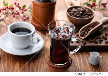 アイスコーヒーとホットコーヒー アイスコーヒーとホットコーヒー 124257459