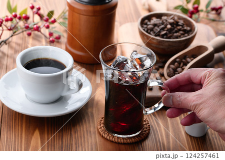 アイスコーヒーとホットコーヒー アイスコーヒーとホットコーヒー 124257461