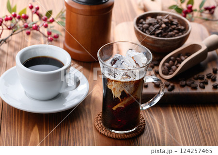 アイスコーヒーとホットコーヒー アイスコーヒーとホットコーヒー 124257465
