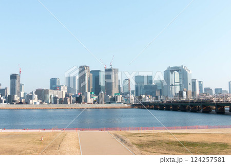 大阪梅田の高層ビル群（十三付近からの眺め） 124257581