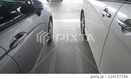 駐車場の風景（並んで止まる車） 124257598