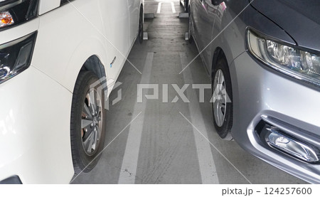 駐車場の風景（並んで止まる車） 124257600