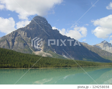 カナダのロッキー山脈の大自然 124258038