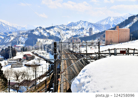 越後湯沢駅周辺を望む(新潟県湯沢町)【2025.3】 越後湯沢駅周辺を望む(新潟県湯沢町)【2025.3】 124258096
