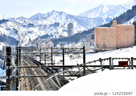 越後湯沢駅周辺を望む(新潟県湯沢町)【2025.3】 124258097