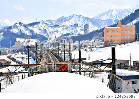 越後湯沢駅周辺を望む(新潟県湯沢町)【2025.3】 越後湯沢駅周辺を望む(新潟県湯沢町)【2025.3】 124258098