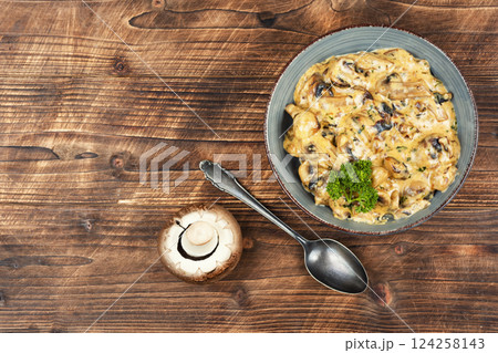 Mushrooms in cream sauce. 124258143