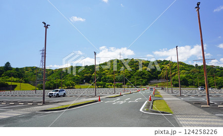 駐車場の風景（スポーツ施設の駐車場） 124258226