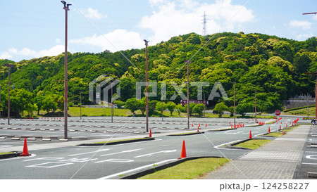 駐車場の風景（スポーツ施設の駐車場） 124258227