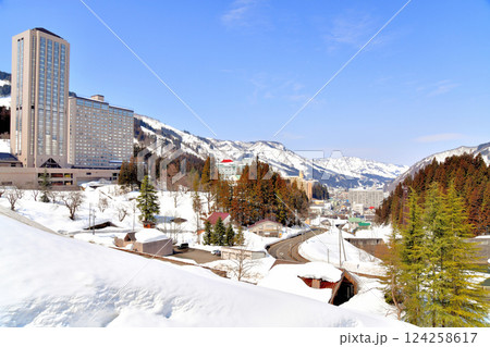 越後湯沢駅周辺を望む(新潟県湯沢町)【2025.3】 124258617