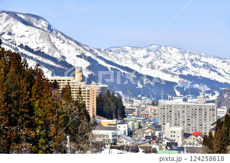 越後湯沢駅周辺を望む(新潟県湯沢町)【2025.3】 124258618