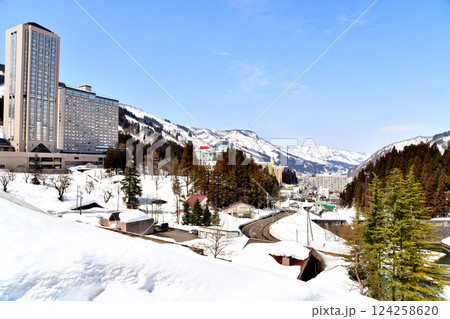 越後湯沢駅周辺を望む(新潟県湯沢町)【2025.3】 124258620