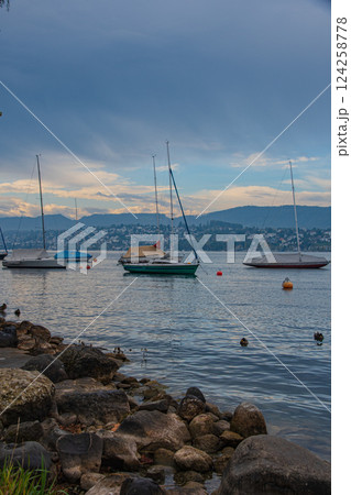 スイスの大自然ときれいな水源の景色 124258778